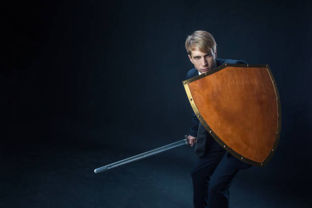 empresario con escudo y espada. concepto de protección de información y gestión de riesgo - boxing caucasian men business fotografías e imágenes de stock