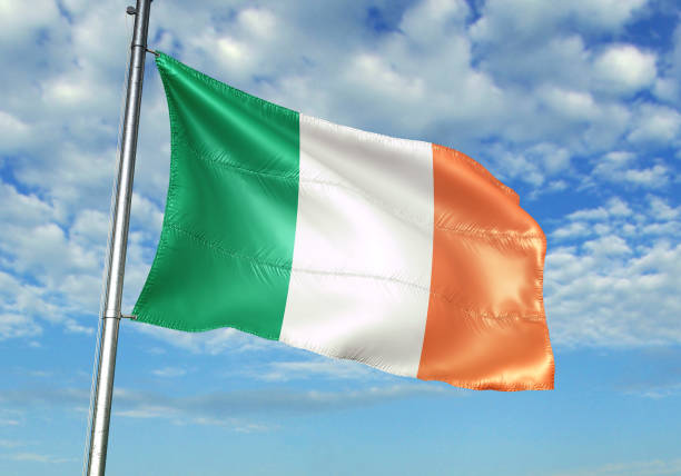 bandiera irlandese che sventola sfondo cielo nuvoloso - irish flag foto e immagini stock