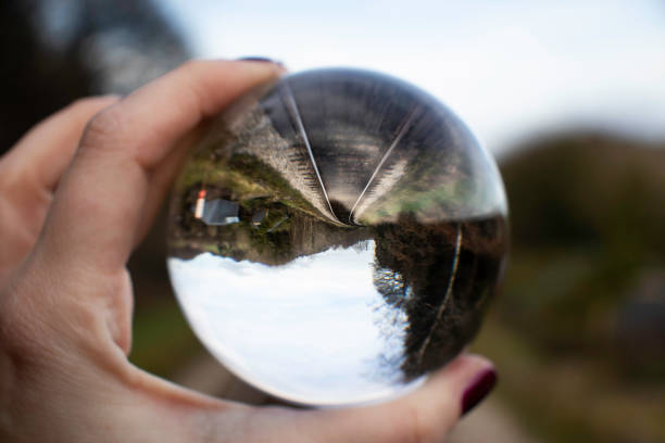 ligne de chemin de fer de havertwaite & lakeside vu à travers une boule de cristal - transparent crystal crystal ball human hand photos et images de collection