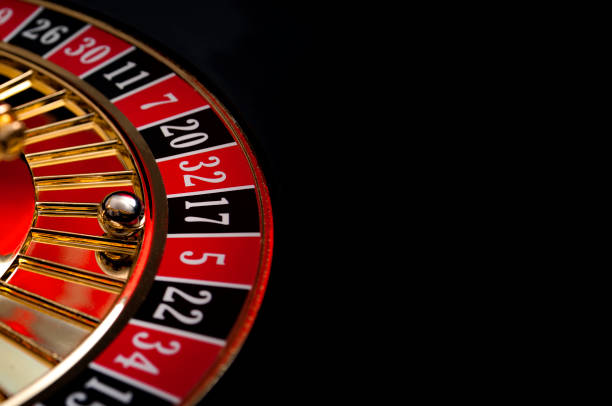 jeux de hasard, jeux de casino et le concept de l’industrie du jeu avec dix-sept le numéro gagnant, 17 est un nombre noir sur la roue de la roulette avec fond - roulette photos et images de collection