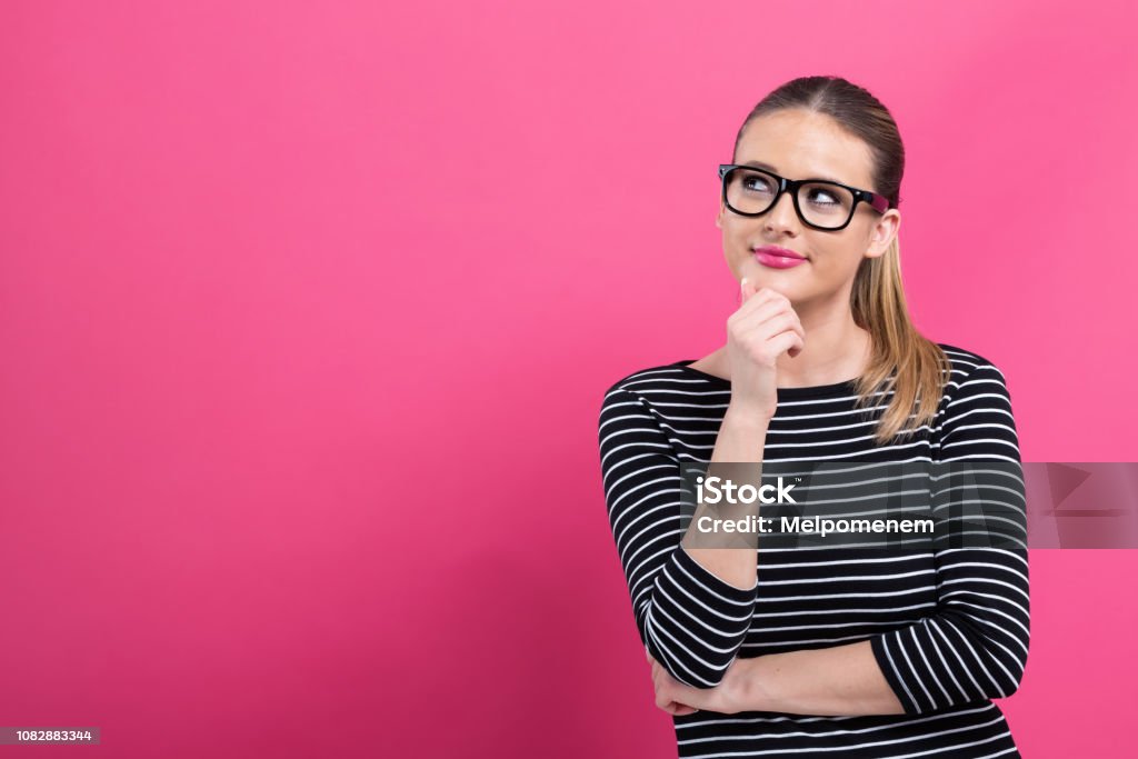 Jeune femme dans une pose bien pensée - Photo de Fond libre de droits