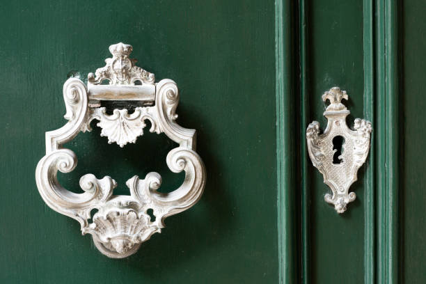 나무 녹색 문을 빈티지 antiqued 문 두 들기는 사람 - door knocker door lion luxury 뉴스 사진 이미지