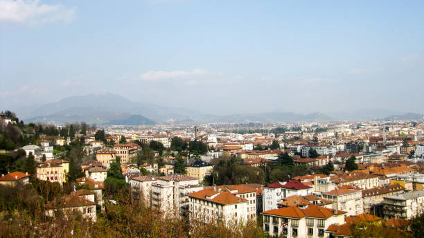 vista panorámica de la ciudad de bérgamo - architecture bergamo blue building exterior fotografías e imágenes de stock