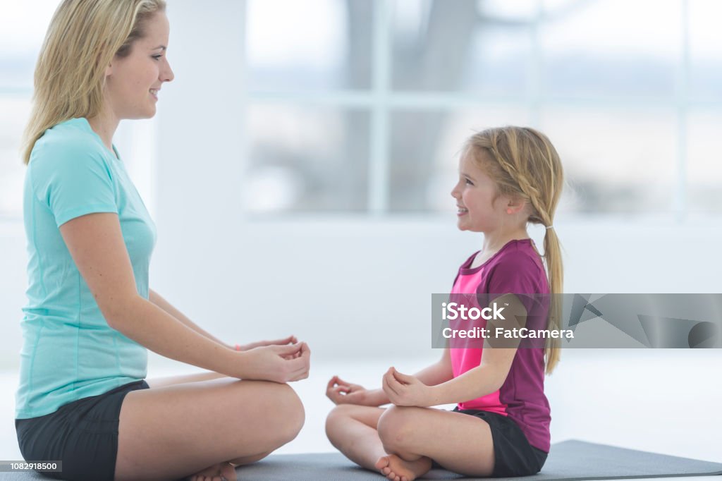 Yoga de mère en fille - Photo de Adulte libre de droits Yoga de mère en fille - Photo de Adulte libre de droits