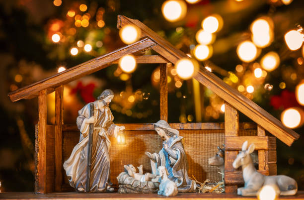 kerst manger scène met beeldjes - kerststal stockfoto's en -beelden