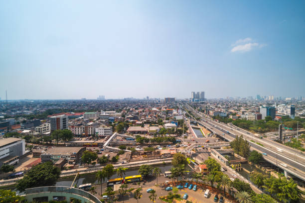 route de pont de jakarta et bus rapid transit, indonésie - motor vehicle outdoors crowd landscape photos et images de collection