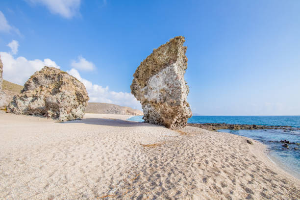 bord de mer et le grand rocher dans la plage de la gens morts à Cabo de Gata Almeria - Photo