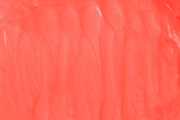 kosmetische textur peeling für gesicht und körper zu reinigen. pflanzliche haut kosmetik, creme oder gel mit kernel partikeln, hautnah. modischen hintergrund in lebenden korallen farbe des jahres 2019 - head massage flash stock-fotos und bilder