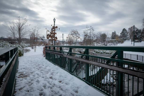 Snow at Founders Park in Johnson City, Tennessee Snowy day at Founders Park in Johnson City, Tennessee (December 2018) johnson city tn stock pictures, royalty-free photos & images