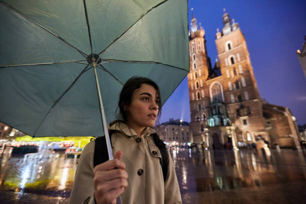 donna con ombrello a cracovia - under the weather foto e immagini stock