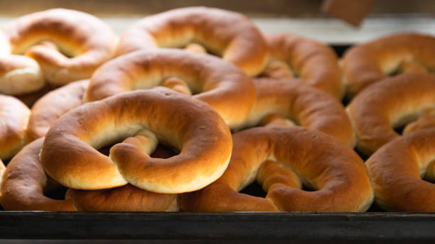 焼きたてのドイツの伝統的なプレッツェル - bagel bread isolated circle ストックフォトと画像