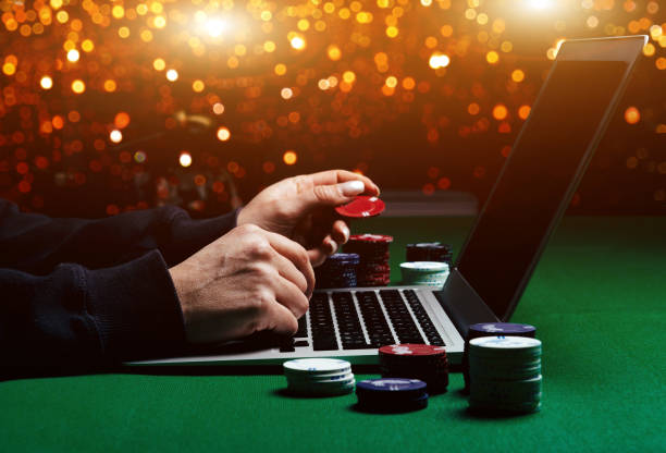 persona jugar poker online y busca ganar tarjetas. concepto de ganar y perder en el casino. - jugar a juegos de azar fotografías e imágenes de stock