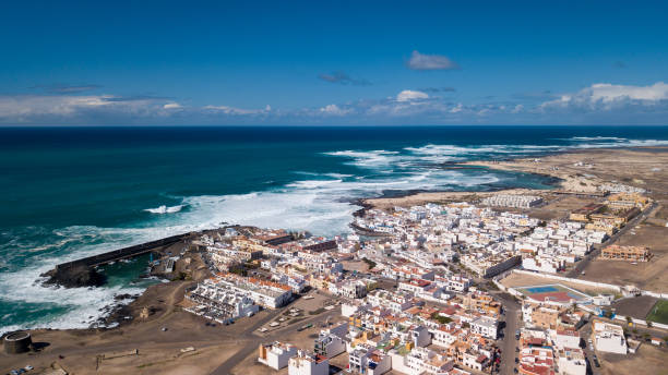 vista aérea de la bahía de el cotillo, fuerteventura - el cotillo fotografías e imágenes de stock