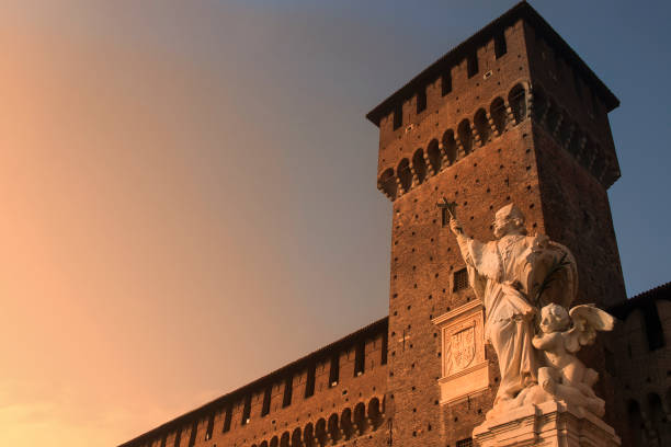 castello sforzesco, milano, italia. castello al tramonto. bella statua - brick european culture facade famous place foto e immagini stock