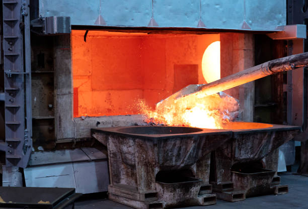 istock skimming melted aluminum 1082994322