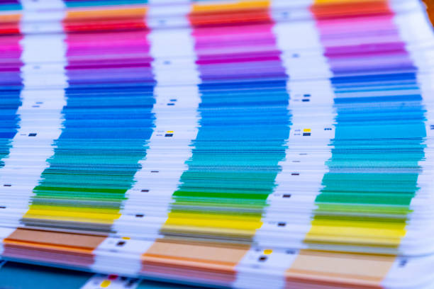 pantone-bücher auf dem tisch - color swatch book printing press color image stock-fotos und bilder