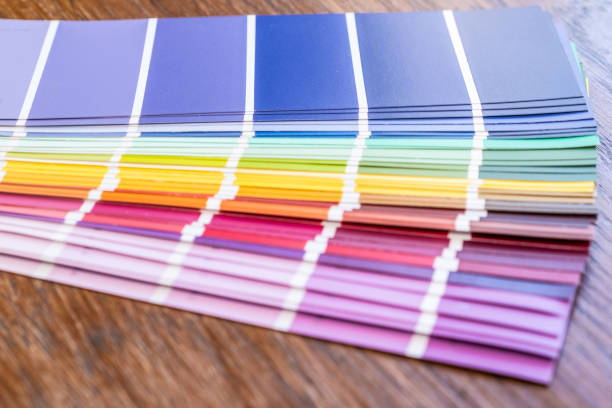 pantone-bücher auf dem tisch - color swatch book printing press color image stock-fotos und bilder
