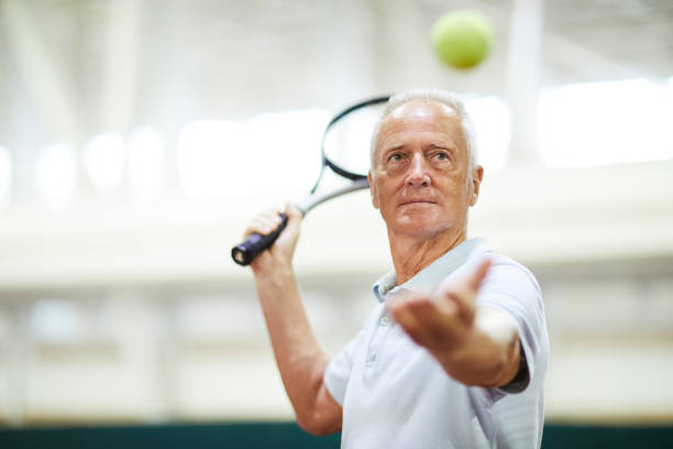 throwing tennis ball - tennis sport men action imagens e fotografias de stock