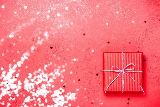 fondo de vacaciones rojo con caja de regalo presente y corazones sobre fondo. - heart shape christmas defocused multi colored fotografías e imágenes de stock