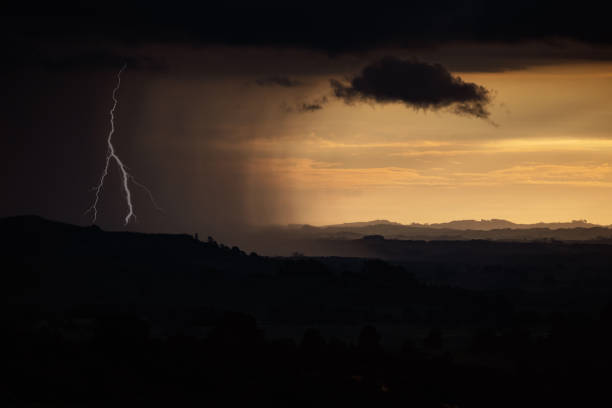 una foto di una grande nuvola di tempesta di pioggia scura che si avvicina - storm wheat storm cloud rain foto e immagini stock