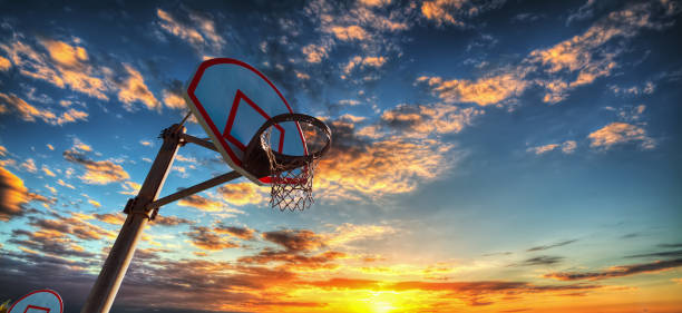 basketballkorb unter einem bunten himmel in laguna beach - basketball basketball hoop california southern california stock-fotos und bilder