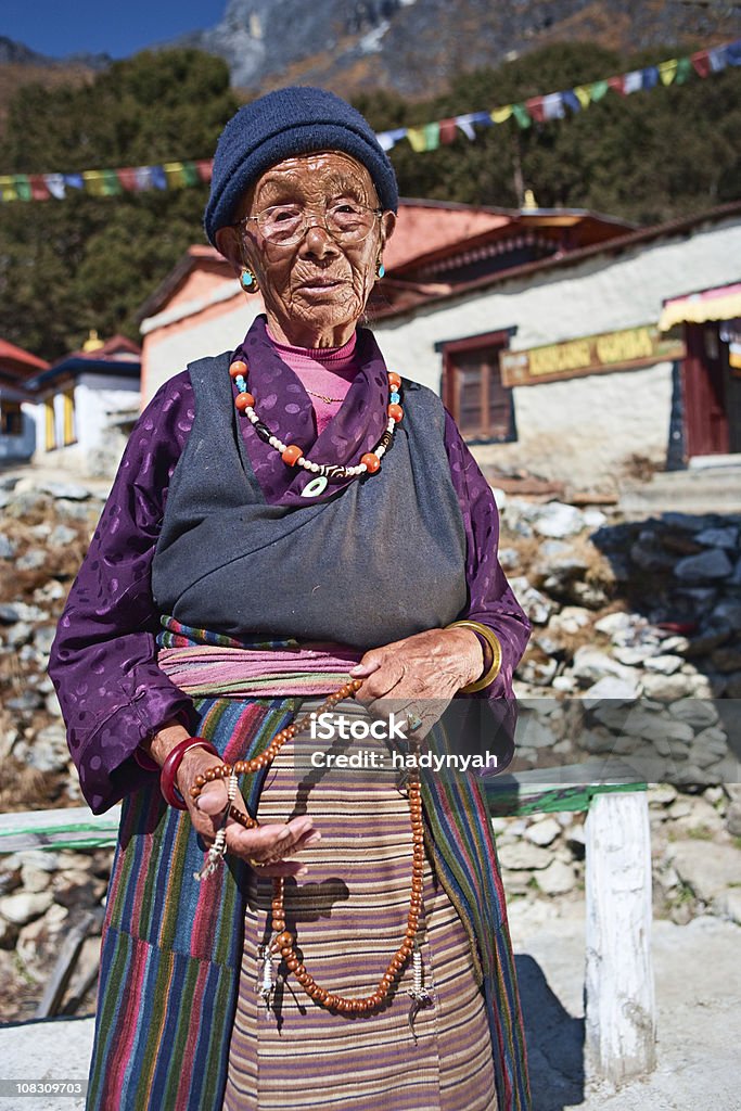 Nepali женщина с rosary - Стоковые фото Азия роялти-фри