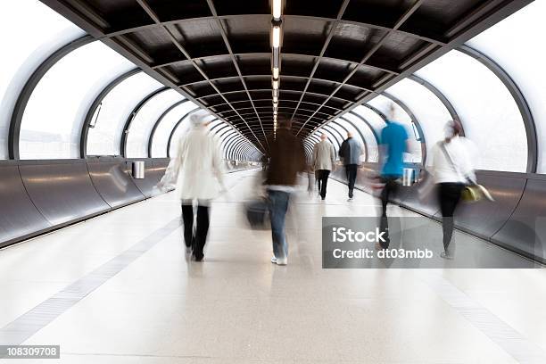 Photo libre de droit de Tous Les Voyageurs banque d'images et plus d'images libres de droit de Temps qui passe - Temps qui passe, Affluence, Aéroport