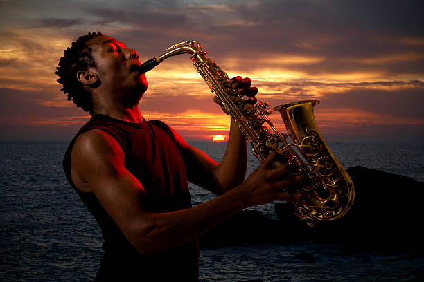 saxofonista en puesta de sol - light jazz fotografías e imágenes de stock