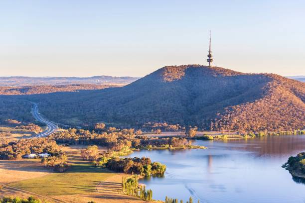 vista aérea da black mountain e lake burley griffin em canberra em sunrise - urban scene aerial view building feature clear sky - fotografias e filmes do acervo