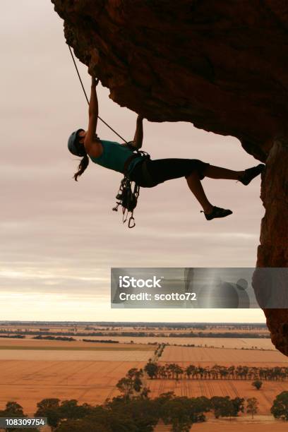 Kobieta Rockclimbing Sylwetka - zdjęcia stockowe i więcej obrazów Nawis skalny - Nawis skalny, Wspinaczka skalna, Abseiling