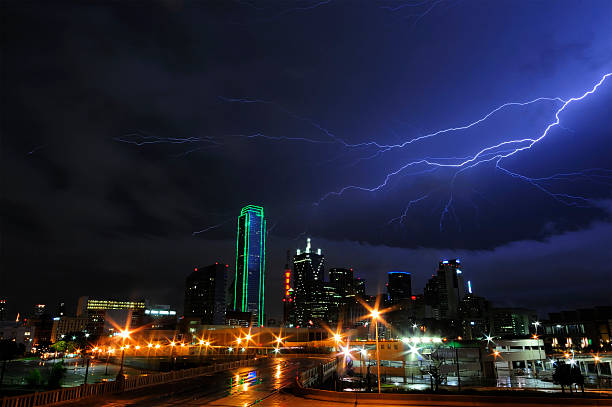 vehemente cielos de dallas, texas - lightning thunderstorm city storm fotografías e imágenes de stock