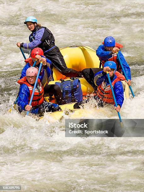 Rafting En Aguas Rápidas Foto de stock y más banco de imágenes de Accesorio de cabeza - Accesorio de cabeza, Actividades recreativas, Aire libre