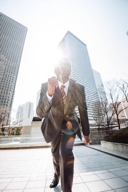 uomo d'affari africano pronto a iniziare a corse a tokyo - businessman starting block business sport foto e immagini stock