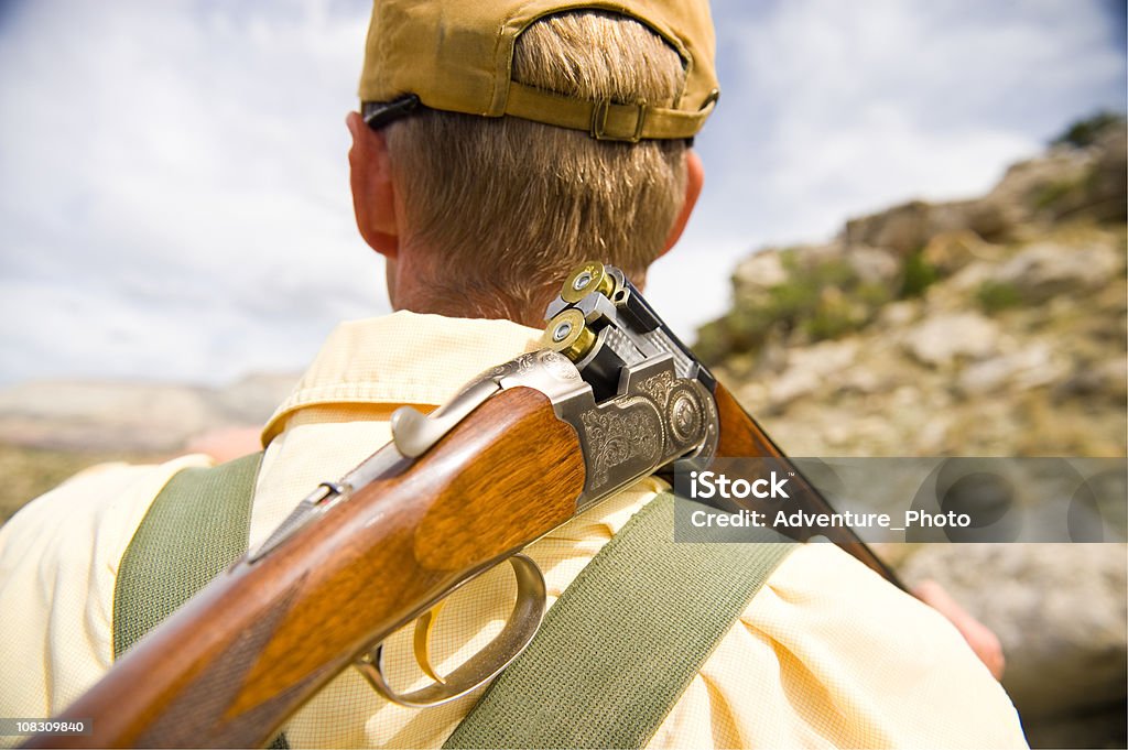 Upland Bird Hunter homem com uma pistola sobre os ombros - Foto de stock de Caça royalty-free