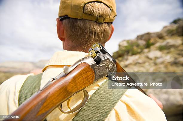 Foto de Upland Bird Hunter Homem Com Uma Pistola Sobre Os Ombros e mais fotos de stock de Caça