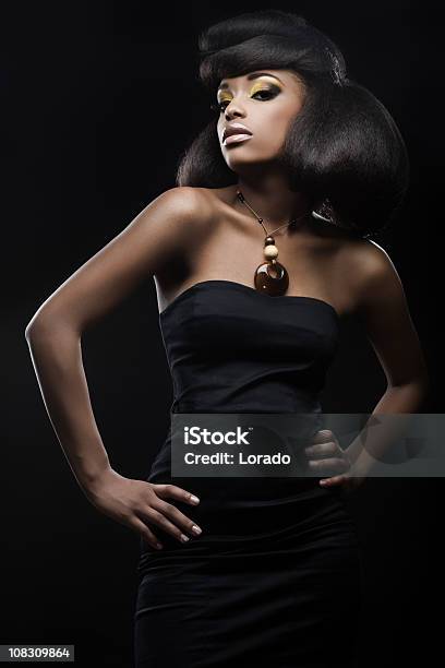 Modelo Usando Vestido Preto - Fotografias de stock e mais imagens de Mulheres - Mulheres, Origem Africana, Só Uma Mulher