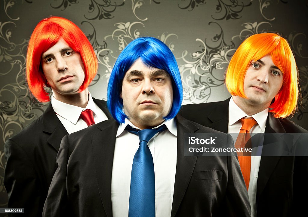 Homens com cordão e multicoloridas peruca na textura de fundo - Foto de stock de Bem vestido royalty-free