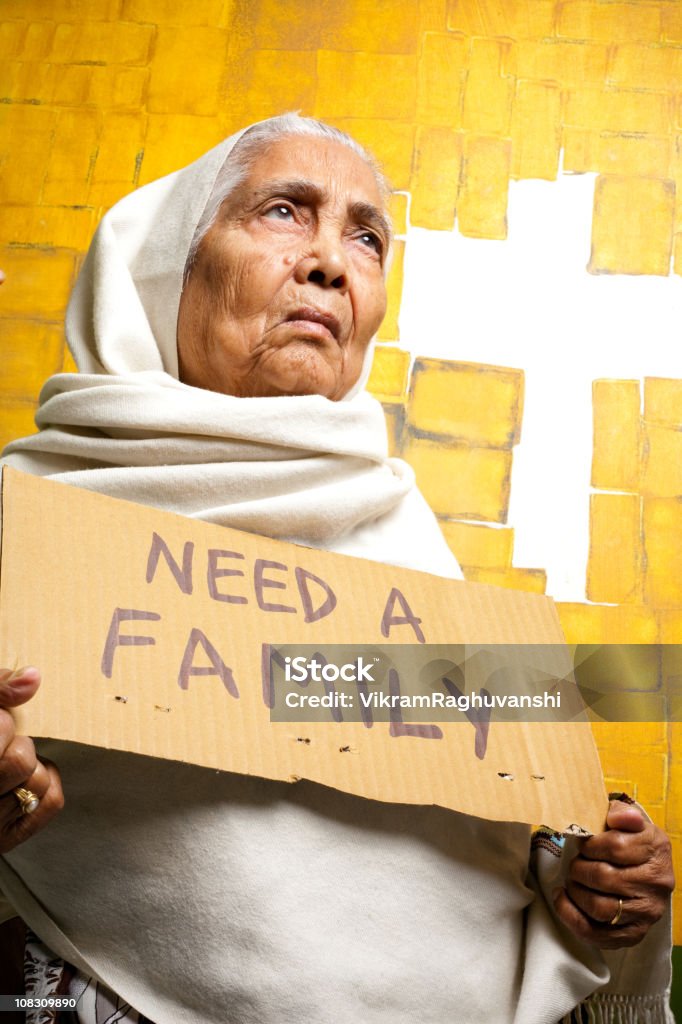 Homeless India Senior mujer haciendo un llamamiento a adoptar su - Foto de stock de 80-89 años libre de derechos