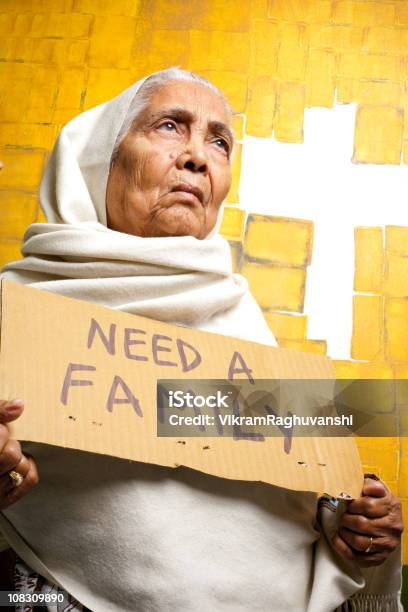 Homeless India Senior Mujer Haciendo Un Llamamiento A Adoptar Su Foto de stock y más banco de imágenes de 80-89 años