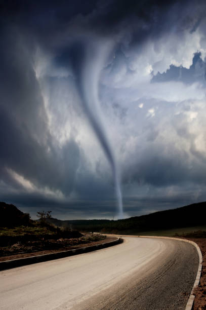 potente tornado e twister - occhio del ciclone foto e immagini stock