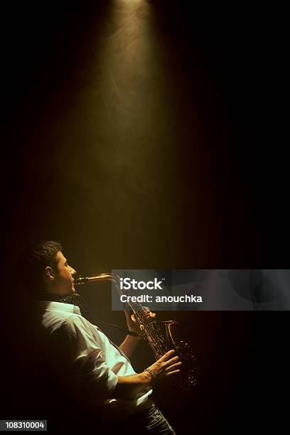 Junger Mann Spielen Saxophon Stockfoto und mehr Bilder von Jazz - Jazz, Saxophon, Dunkel