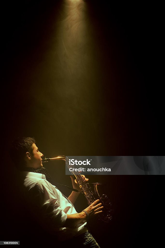 Jeune homme jouant au saxophone - Photo de Jazz libre de droits