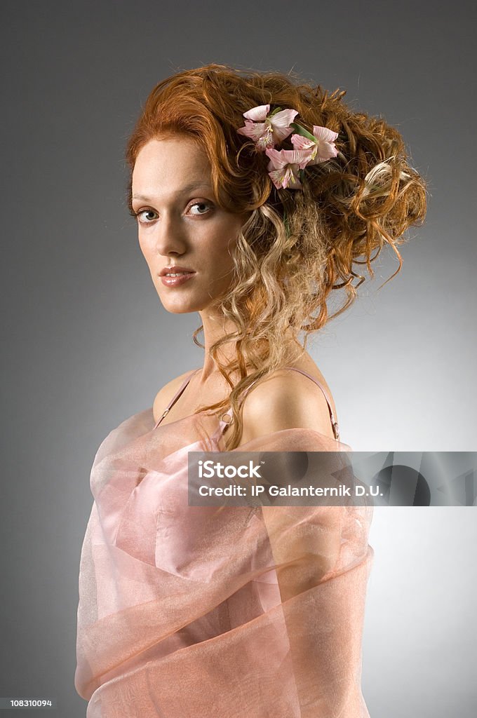 Jeune femme avec le «stylé» rouge créatifs coiffure. - Photo de Cheveux libre de droits