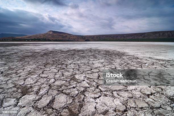 Vor Regen Stockfoto und mehr Bilder von Abgestorbene Pflanze - Abgestorbene Pflanze, Ausgedörrt, Berg