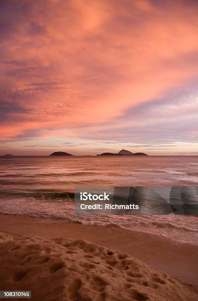 Dramática Paisagem Com Nuvens Sobre O Mar - Fotografias de stock e mais imagens de Praia de Ipanema - Praia de Ipanema, Anoitecer, Ao Ar Livre