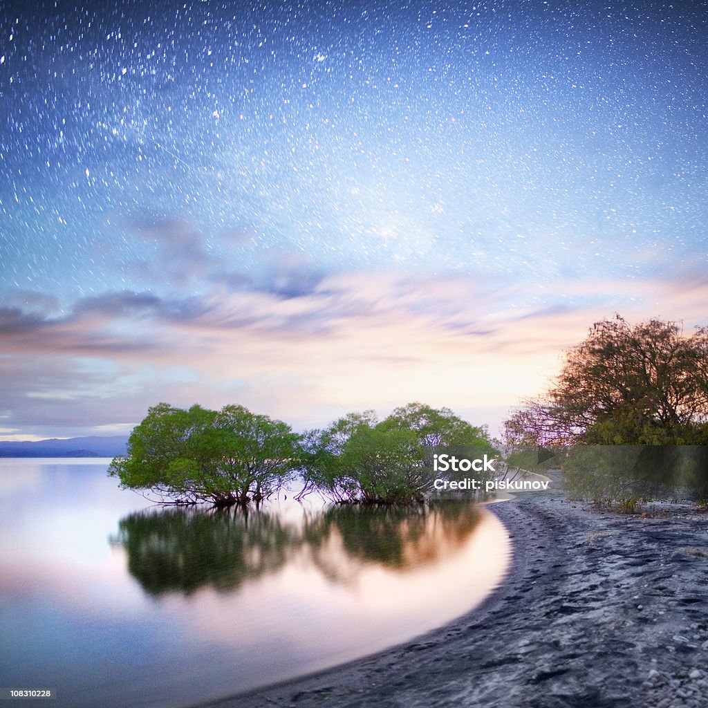 湖、星空の下で - カラー画像のロイヤリティフリーストックフォト