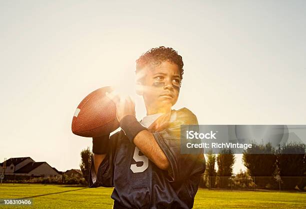 Foto de Bandeira De Futebol Americanoquarterback e mais fotos de stock de Criança - Criança, Esporte, Cultura Americana