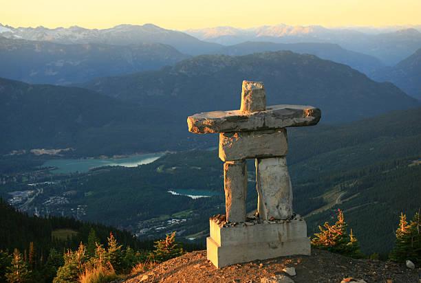 inukshuk à whistler - canadian culture inukshuk mountain whistler photos et images de collection