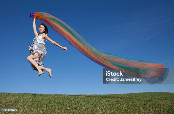 행복함 여자아이 색상화 패브릭 실행 뛰어내림 Blue Sky Horizon 패션에 대한 스톡 사진 및 기타 이미지 - 패션, 여름, 파란색