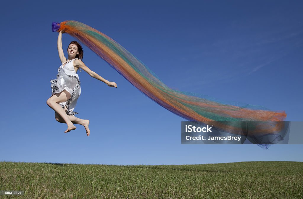 Menina feliz com tecido colorido correr, saltar e céu azul Linha do horizonte - Royalty-free Moda Foto de stock